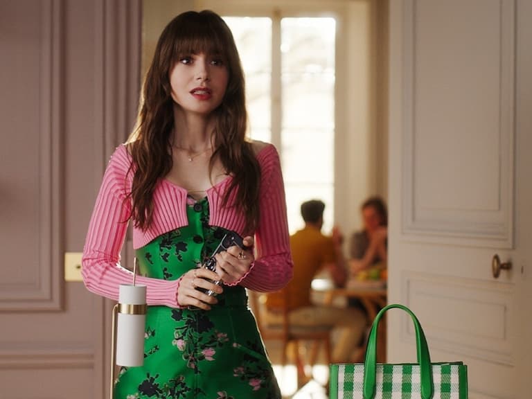 Netflix《艾蜜莉在巴黎 Emily in Paris》第 4 季包包品牌款式整理！其中「這咖」萬元內無痛入手～
