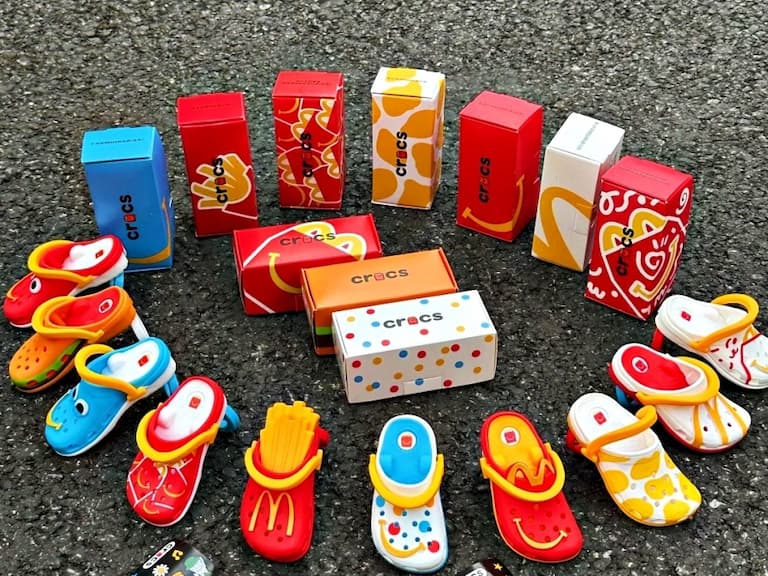 麥當勞 × Crocs 聯名推出超萌盲盒鑰匙圈，網瘋喊：「全款拿下！」