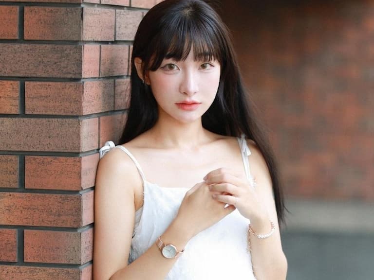 「美術系女神」梗梗打羽球「香汗淋漓」模樣引幻想,網友激動大喊:「要報隊!」【野生抓正妹】