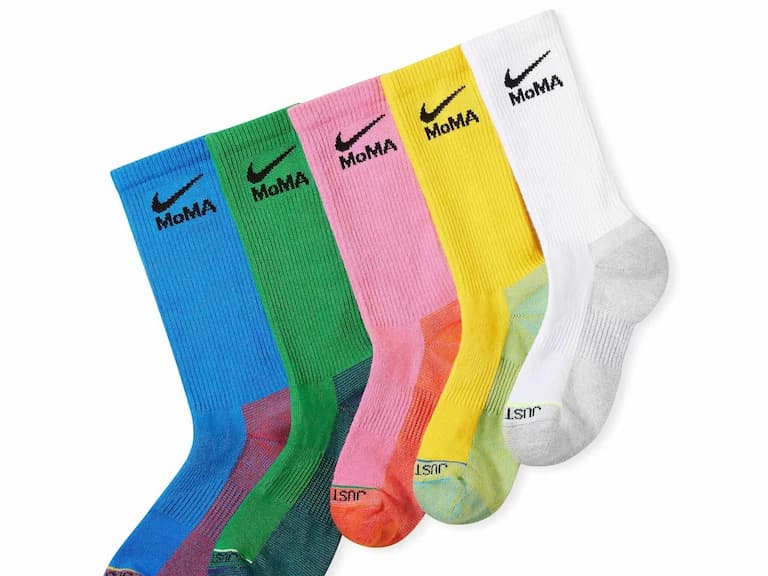 MoMA 首度正式聯名 Nike，打造一雙要價 18 美元超佛「吸睛美襪」！