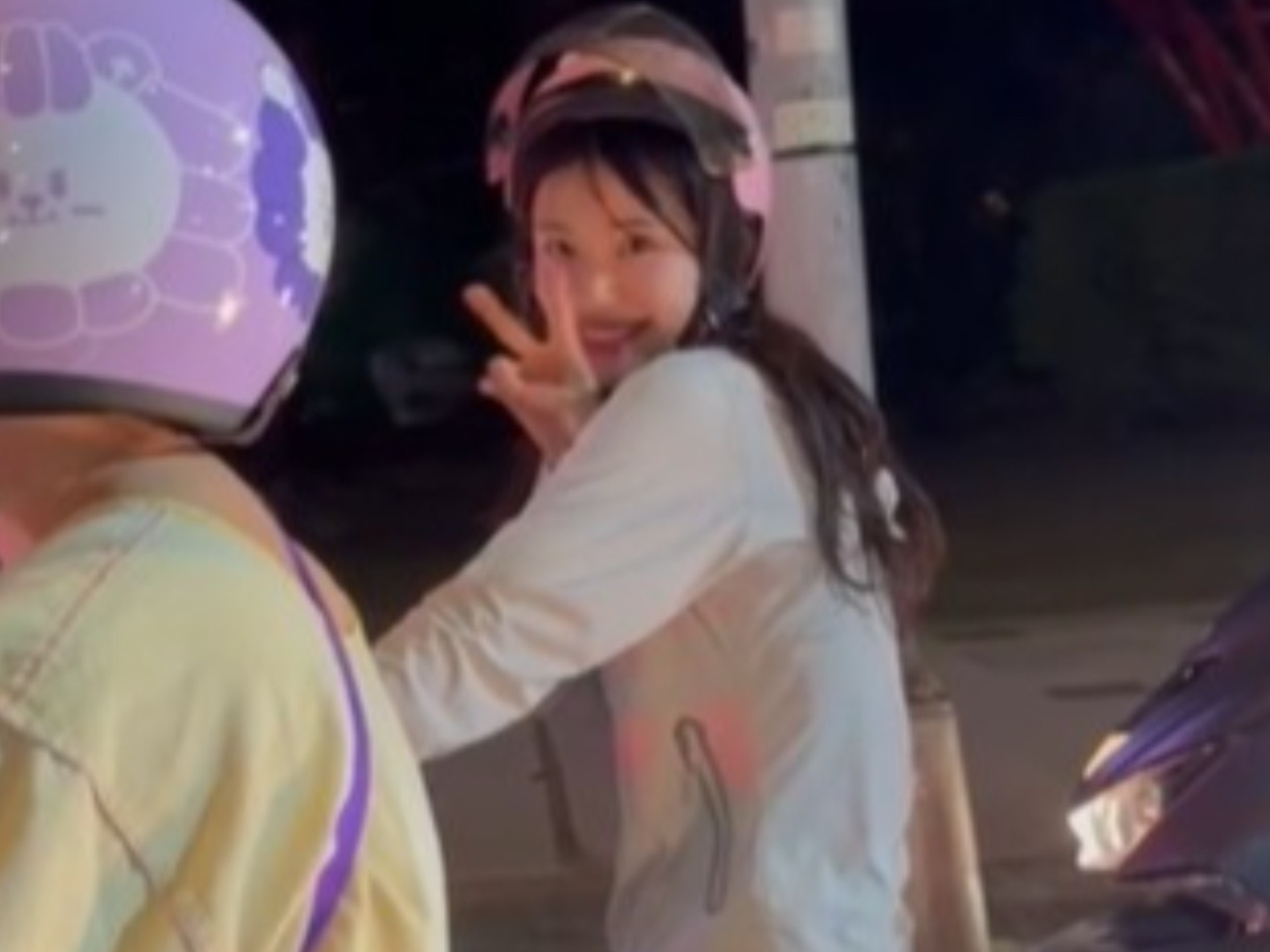 李多慧台灣騎機車「瀏海炸開」畫面曝光，引網友笑翻：「超接地氣！」【野生抓正妹】