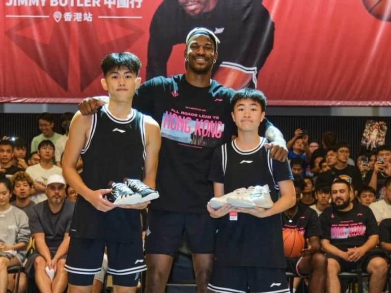 NBA/ Jimmy Butler 被中國球迷騎 5 公里腳踏車緊追,主動下車簽名讓對方激動落淚!