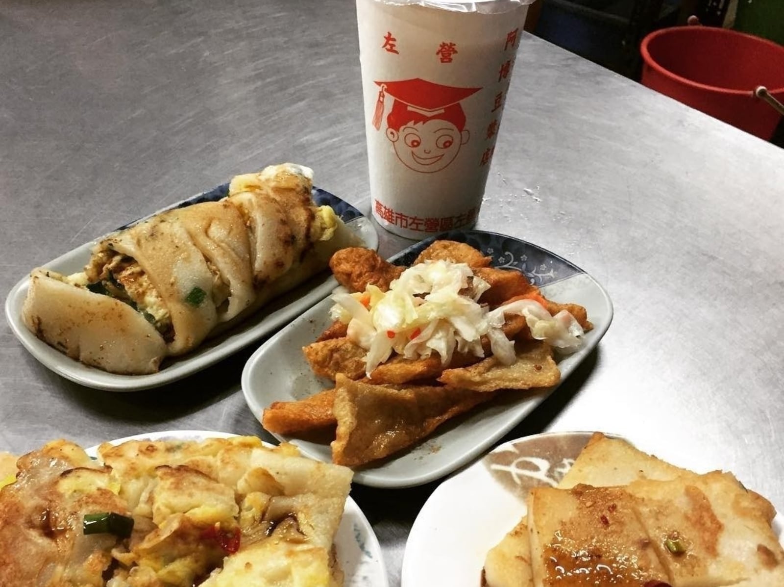 2025 世運主場館附近美食 6 大推薦：神級刀削麵、酥炸甜不辣⋯演唱會前讓你吃好吃飽！