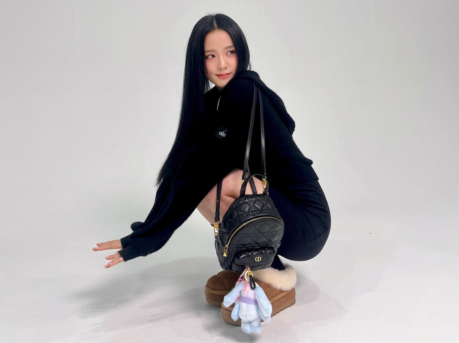 2024 包包掛娃娃吊飾明星同款品牌推薦：BLACKPINK、周子瑜⋯包上必備小心機！