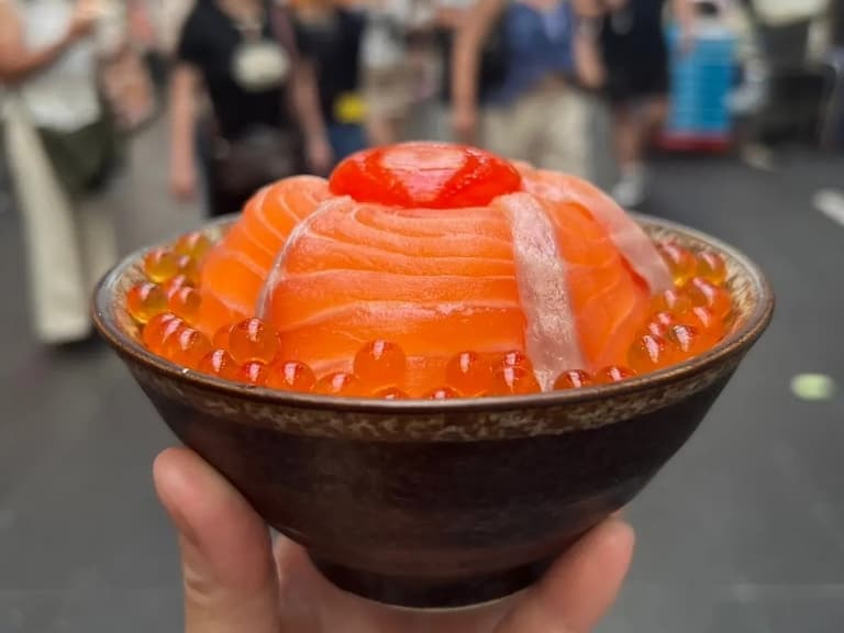 2025 日本大阪黑門市場 10 大必吃美食推薦:老奶奶鰻魚飯、浮誇海鮮丼⋯只怕你胃不夠放!