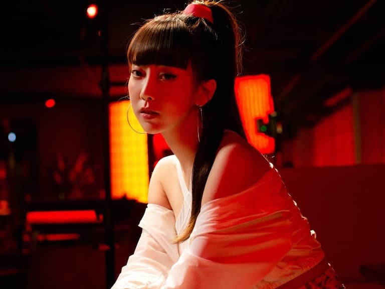 林怡廷 EVA（牙牙）發行全新創作單曲《草莓與香檳》！跳脫過往火辣，挑戰甜美抒情風！