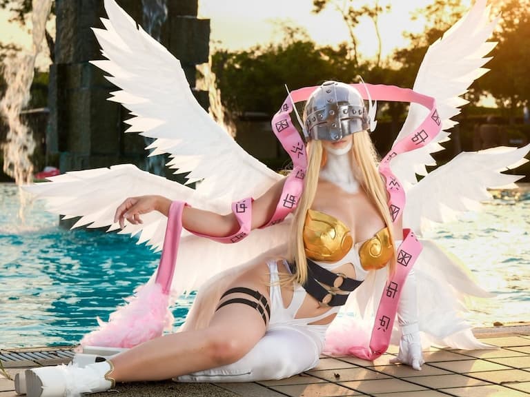 《數碼寶貝》「天女獸」被日本女 Coser 神還原！不只親手打造服裝，連火辣身材也重現！