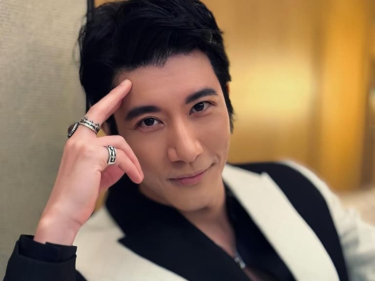 王力宏離婚 3 年爆新歡？身旁超兇正妹身份引熱搜！