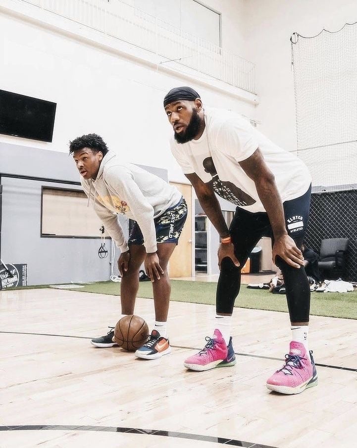 NBA／LeBron James 與兒子 Bronny 首度練球分心