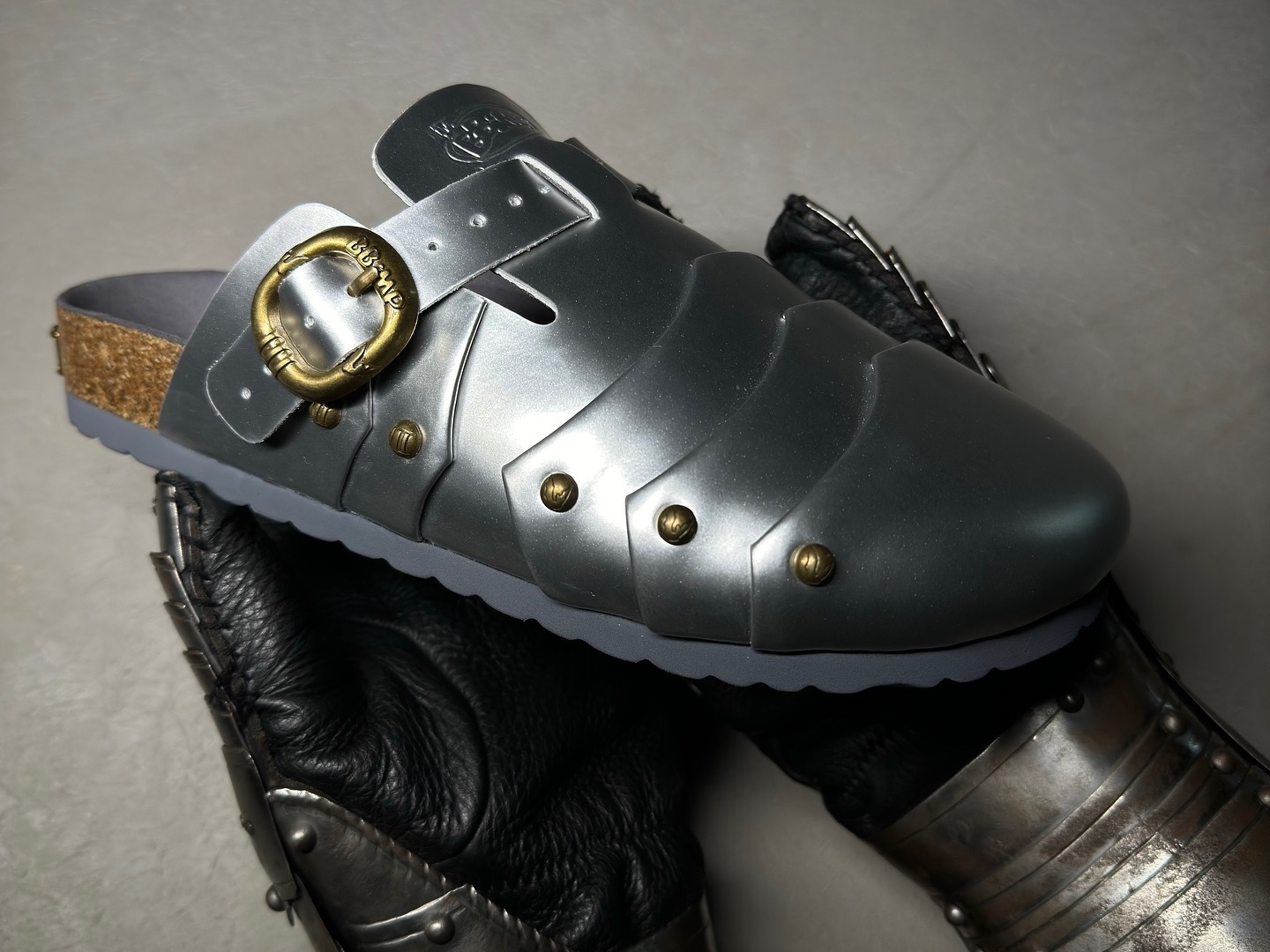 Kito Wares 攜手 BB IMP 釋出聯名「盔甲拖鞋」，潮流中世紀戰士必備足履誕生！