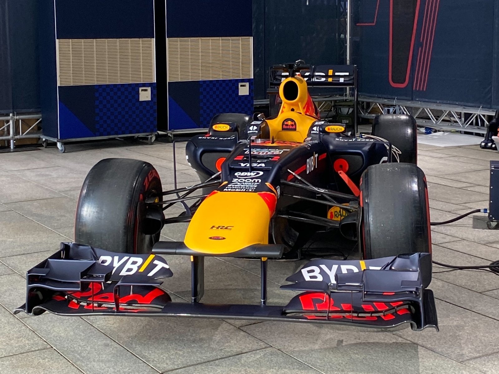 角田裕毅來台就開它！搶先實體近賞 F1 紅牛 Red Bull RB8 傳奇冠軍賽車！