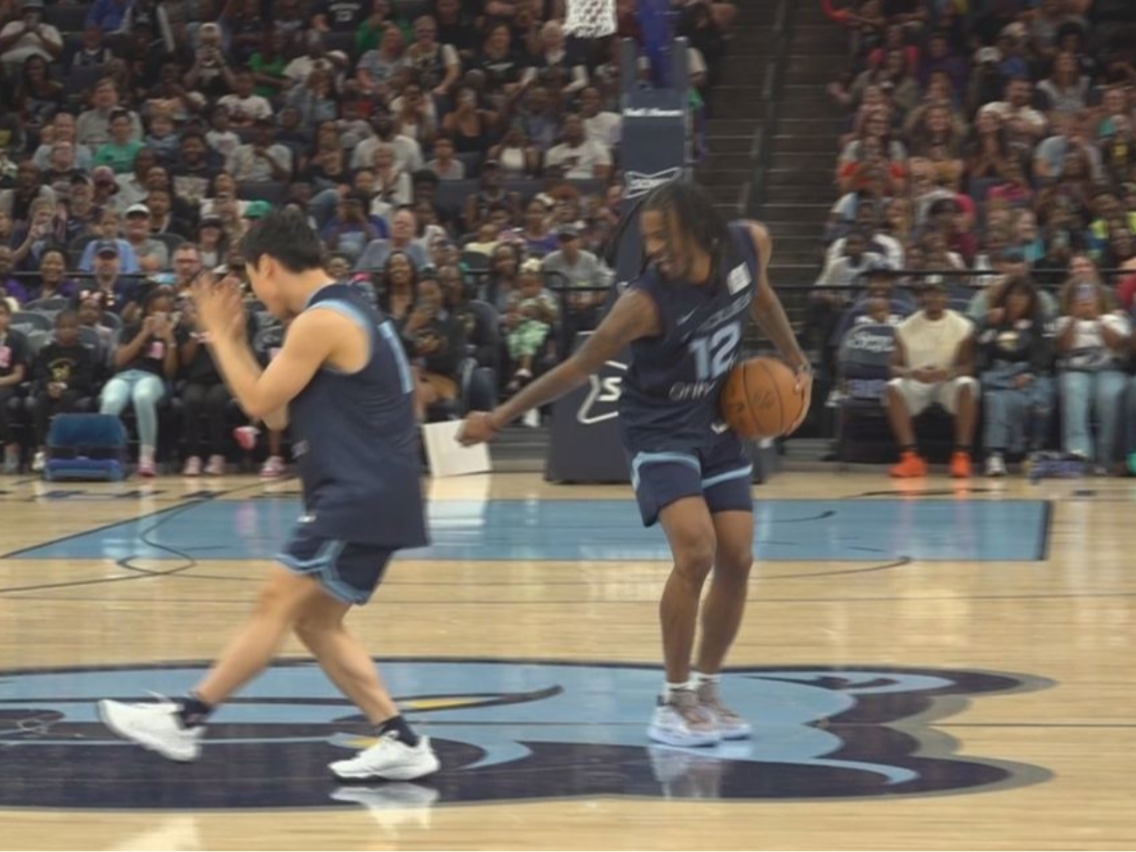 NBA／河村勇輝與 Ja Morant 一同在灰熊主場大秀舞技，現場觀眾嗨翻！