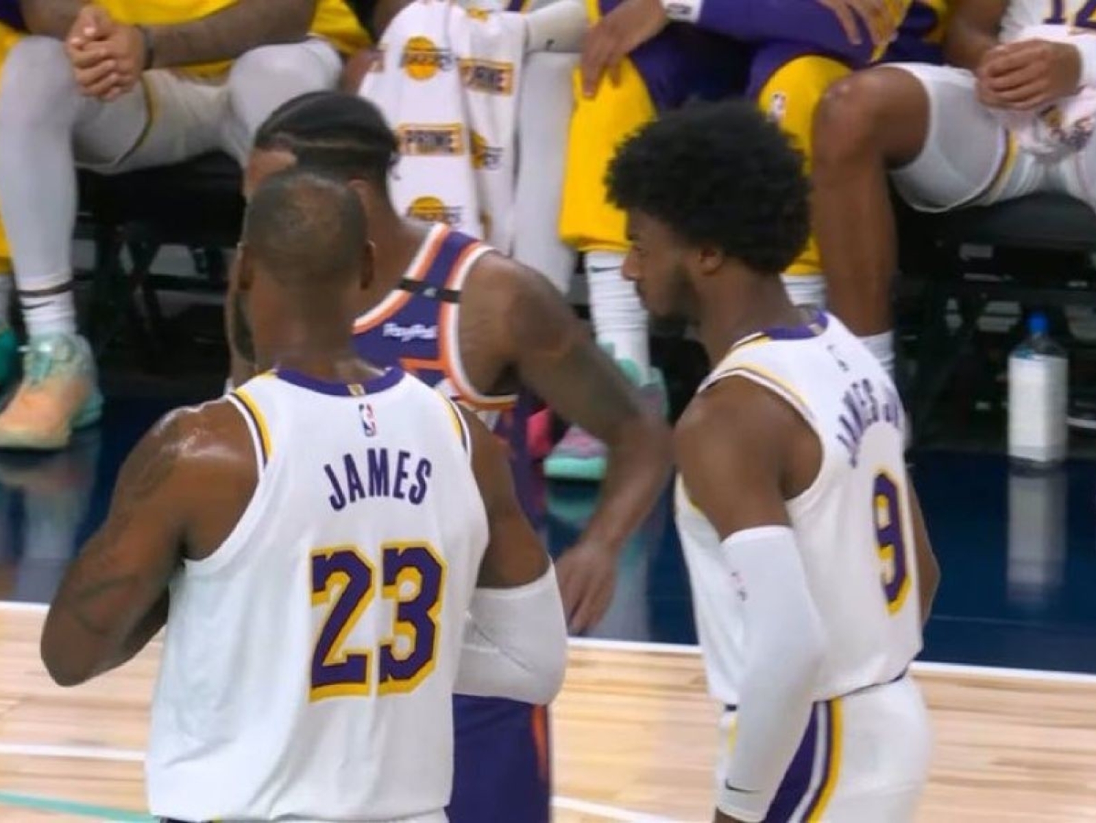 詹皇、Bronny 正式合體同框！聯盟史上首次「父子同台」夢幻畫面出爐！