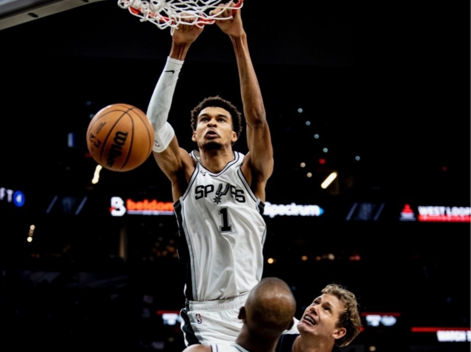 NBA／Chris Paul、Victor Wembanyama 首度合體，精彩空接灌籃驚艷全場！