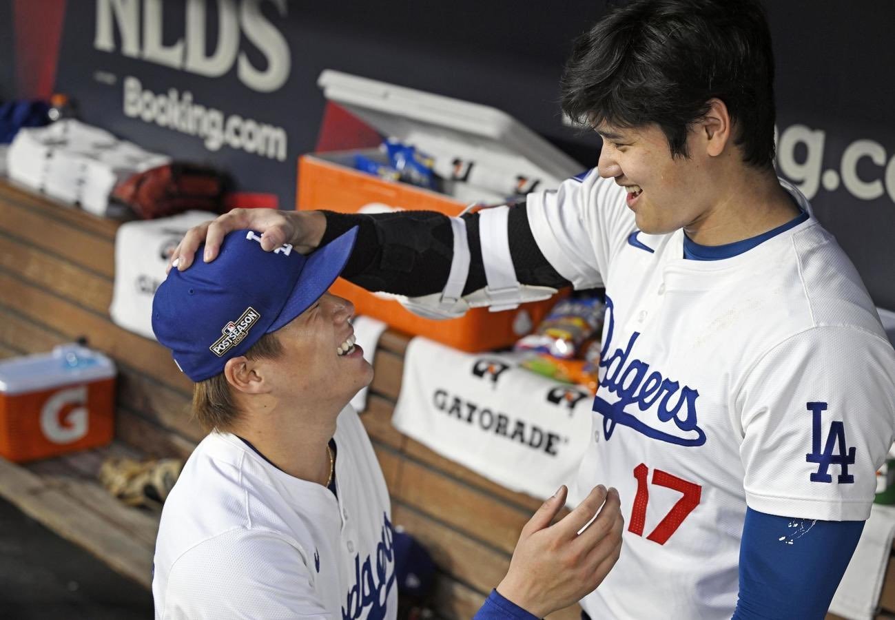 MLB／道奇 2 比 0 完封教士晉級國聯冠軍戰，山本由伸投球表現出色被大谷翔平摸頭鼓勵！