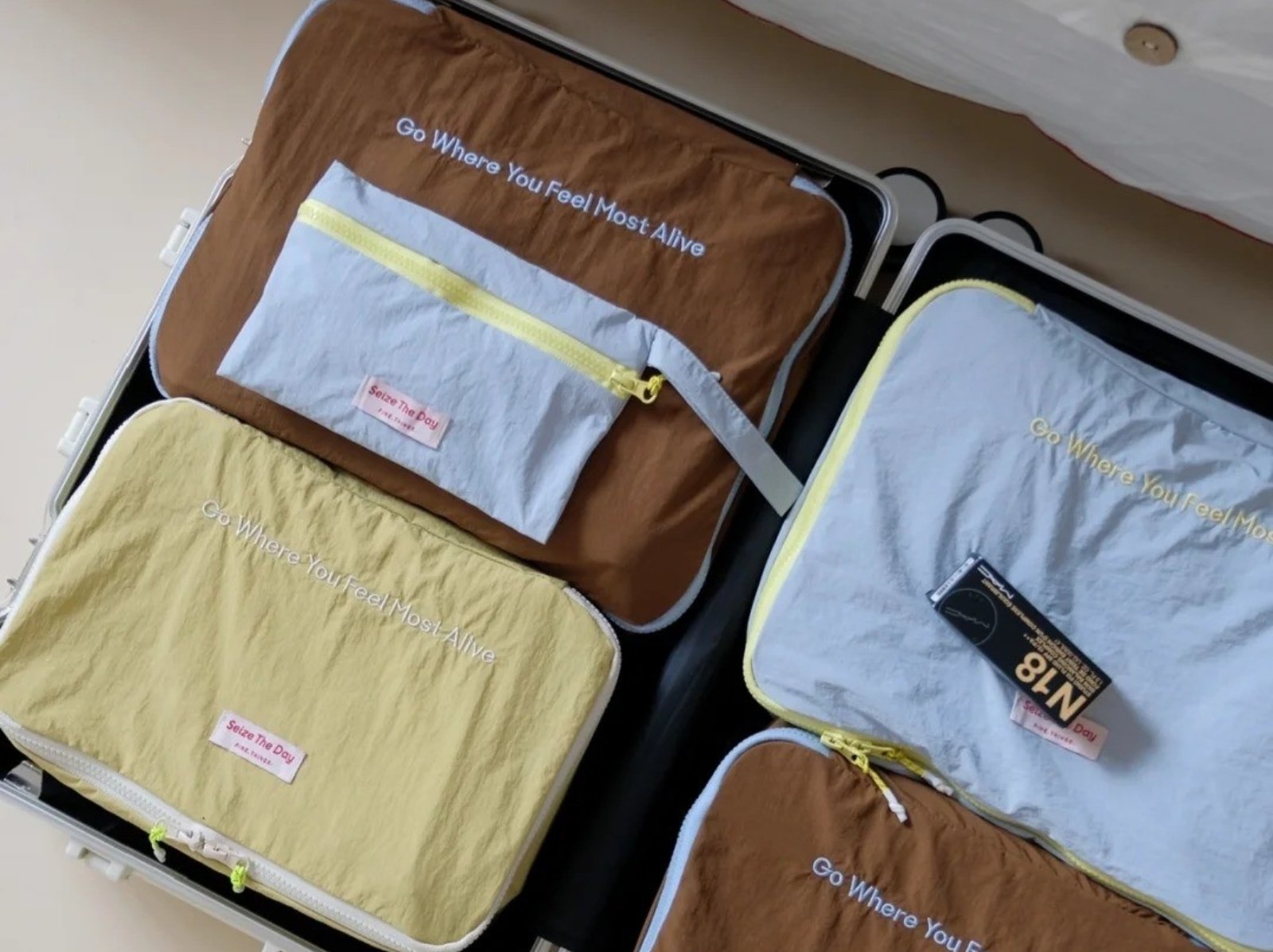 旅行必備好物 Dcard 10 大推薦：U 型枕、壓縮袋⋯Daiso 就能輕鬆買到！
