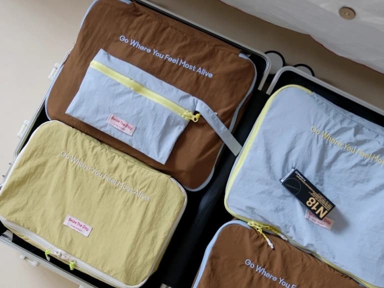 旅行必備好物 Dcard 10 大推薦：U 型枕、壓縮袋⋯Daiso 就能輕鬆買到！