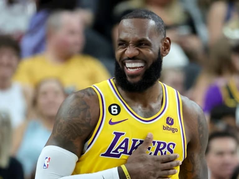 NBA/Austin Reaves 花式三分球高拋命中,詹皇「魔性舞蹈」慶祝讓網笑翻!