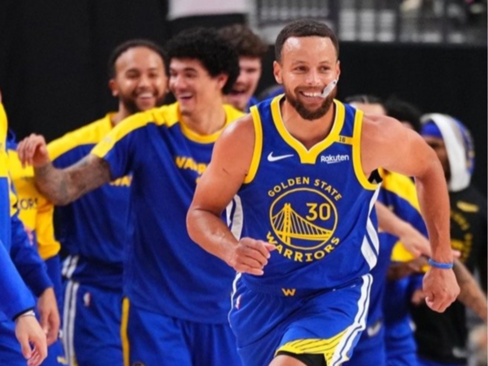 NBA／Stephen Curry 假動作騙到詹皇！上籃輕鬆兩分進帳！