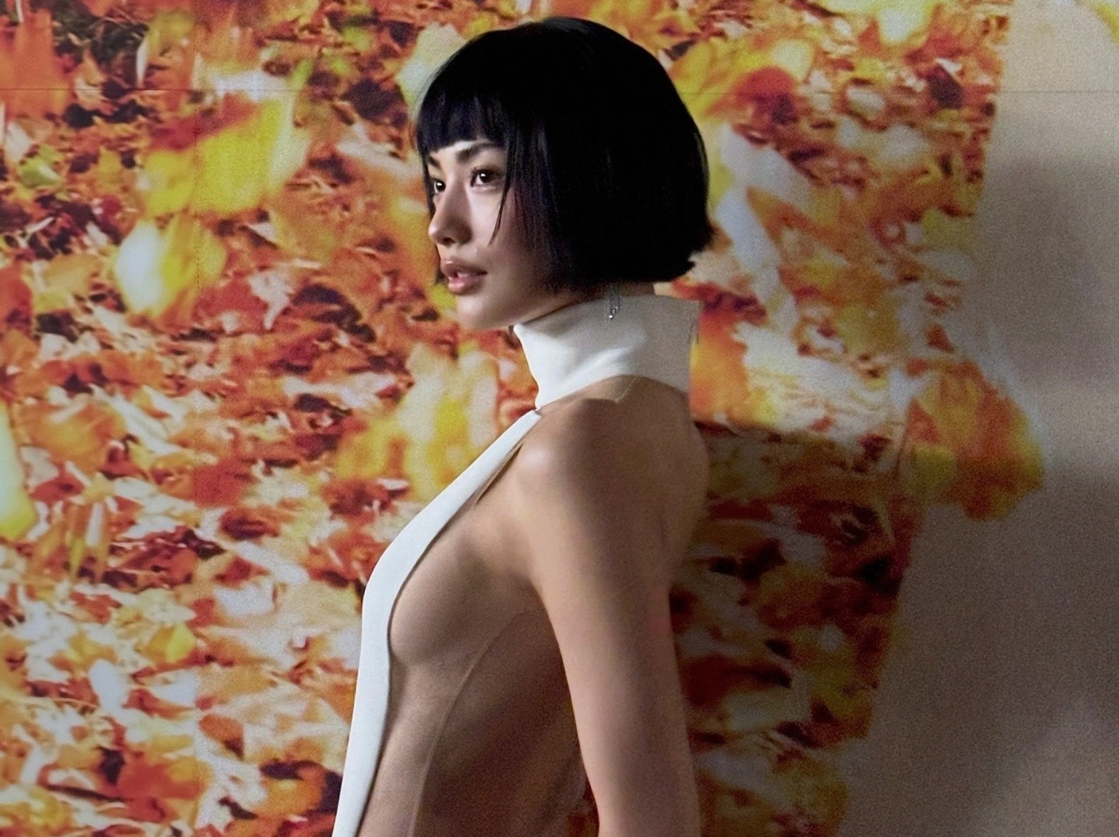 Nana 林珍兒出席慈善活動！白色禮服露出側胸輪廓、迷人美背掀起熱議！