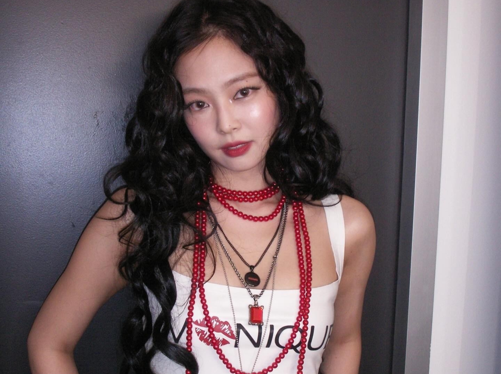 BLACKPINK Jennie 登《吉米夜現場》身穿湯匙叉子短褲引熱議！網笑：「等下吃飯可以用？」