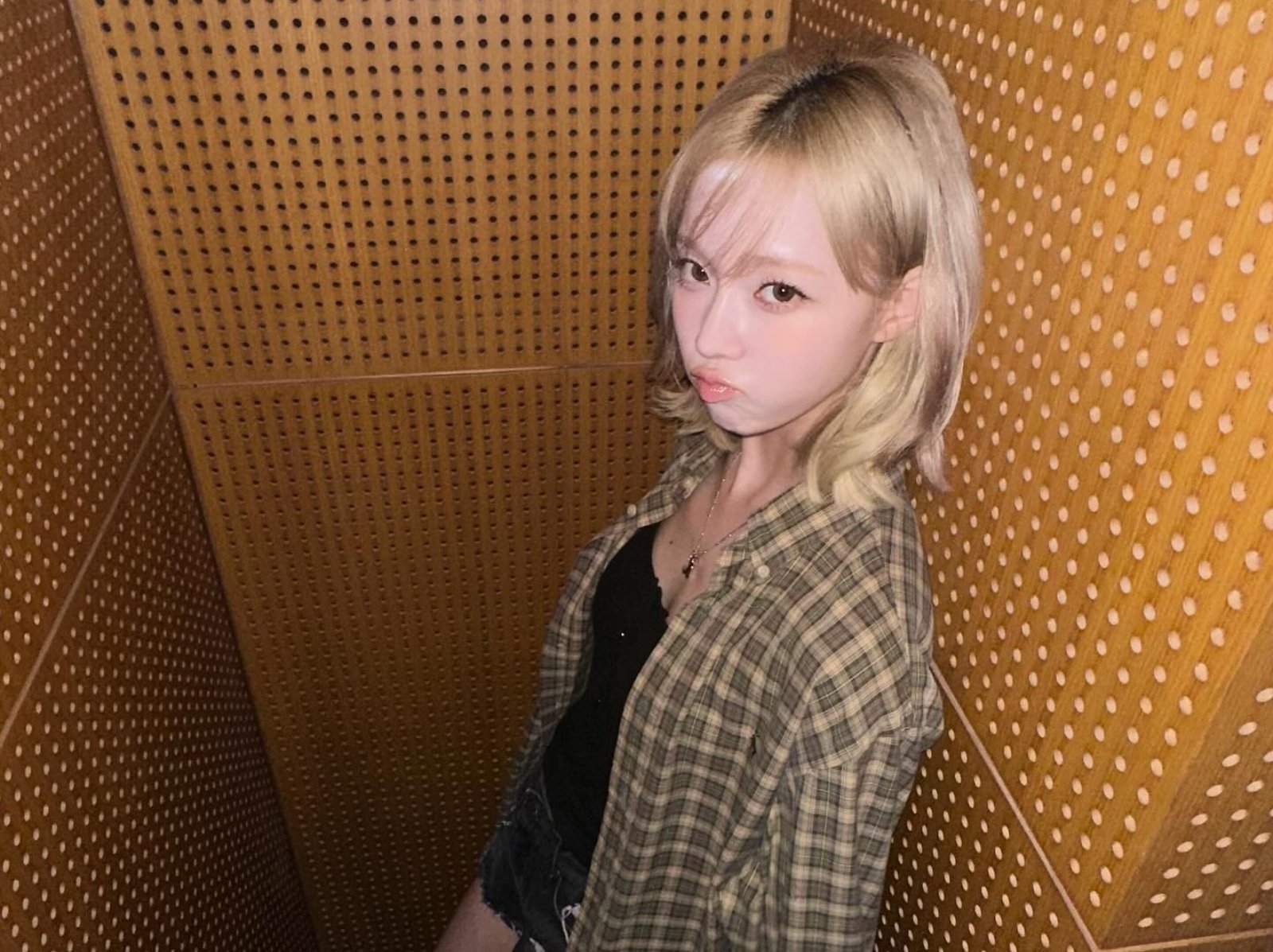 2024 Dcard 網友激推女生秋冬流行穿搭元素：格紋、透膚⋯一秒拿捏純欲好感氛圍！