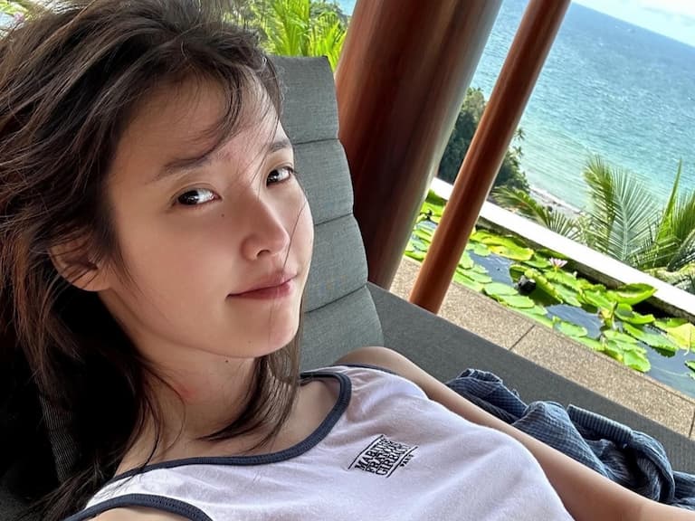 IU 李知恩出國頸部竟然被種草莓！引網笑：「李鐘碩太調皮了！」