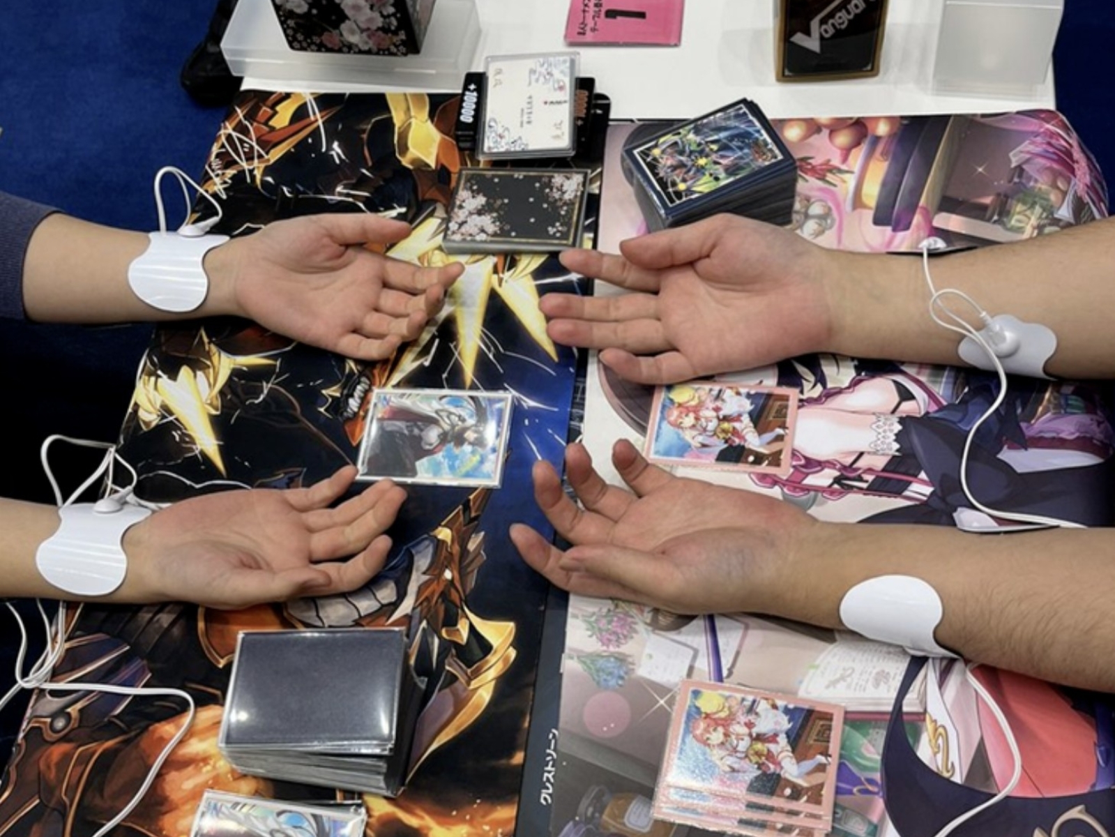 日本網友玩卡牌遊戲竟加入「電擊貼片」增加遊玩體驗，你敢嘗試嗎？