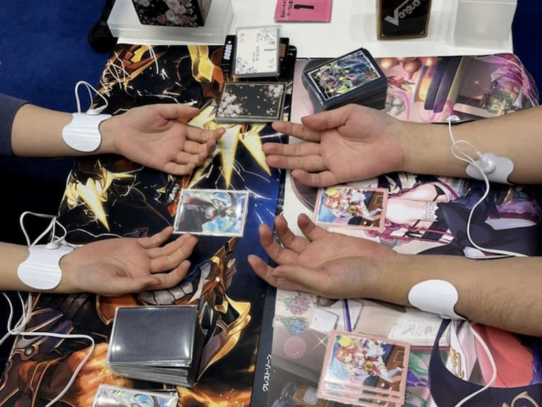 日本網友玩卡牌遊戲竟加入「電擊貼片」增加遊玩體驗，你敢嘗試嗎？