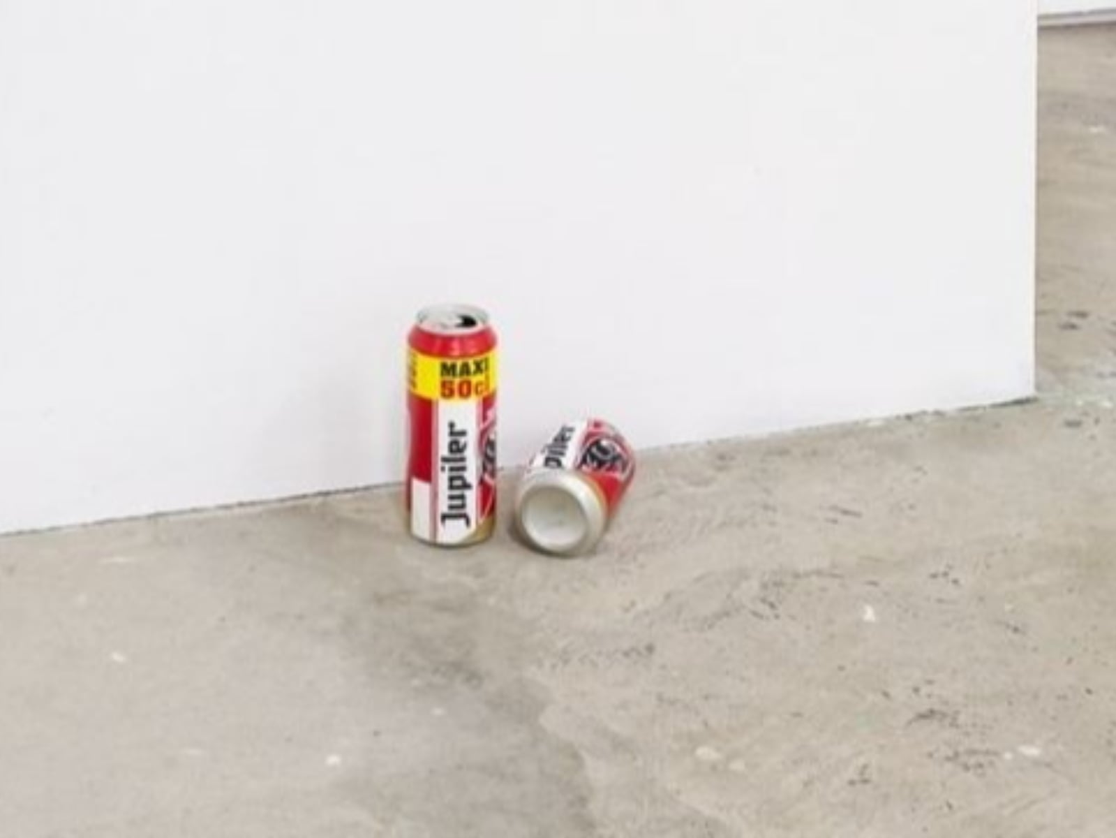 博物館展出「2 瓶空啤酒罐」當藝術品，卻被工友當垃圾丟掉引熱議！