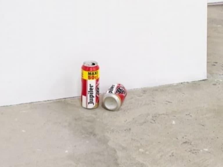 博物館展出「2 瓶空啤酒罐」當藝術品，卻被工友當垃圾丟掉引熱議！
