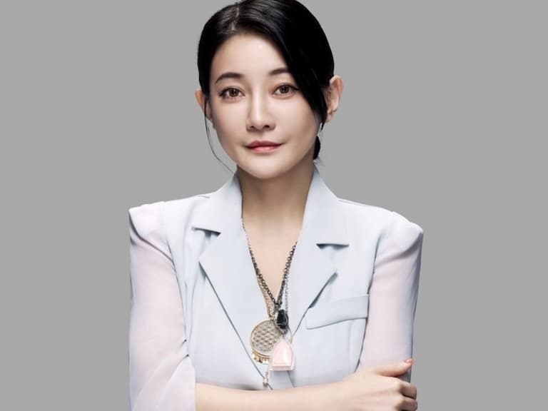 Joeman《靈能的挑戰》沈采霏爆紅，「最兇靈學女神」曾是 SWAG 直播主！【野生抓正妹】