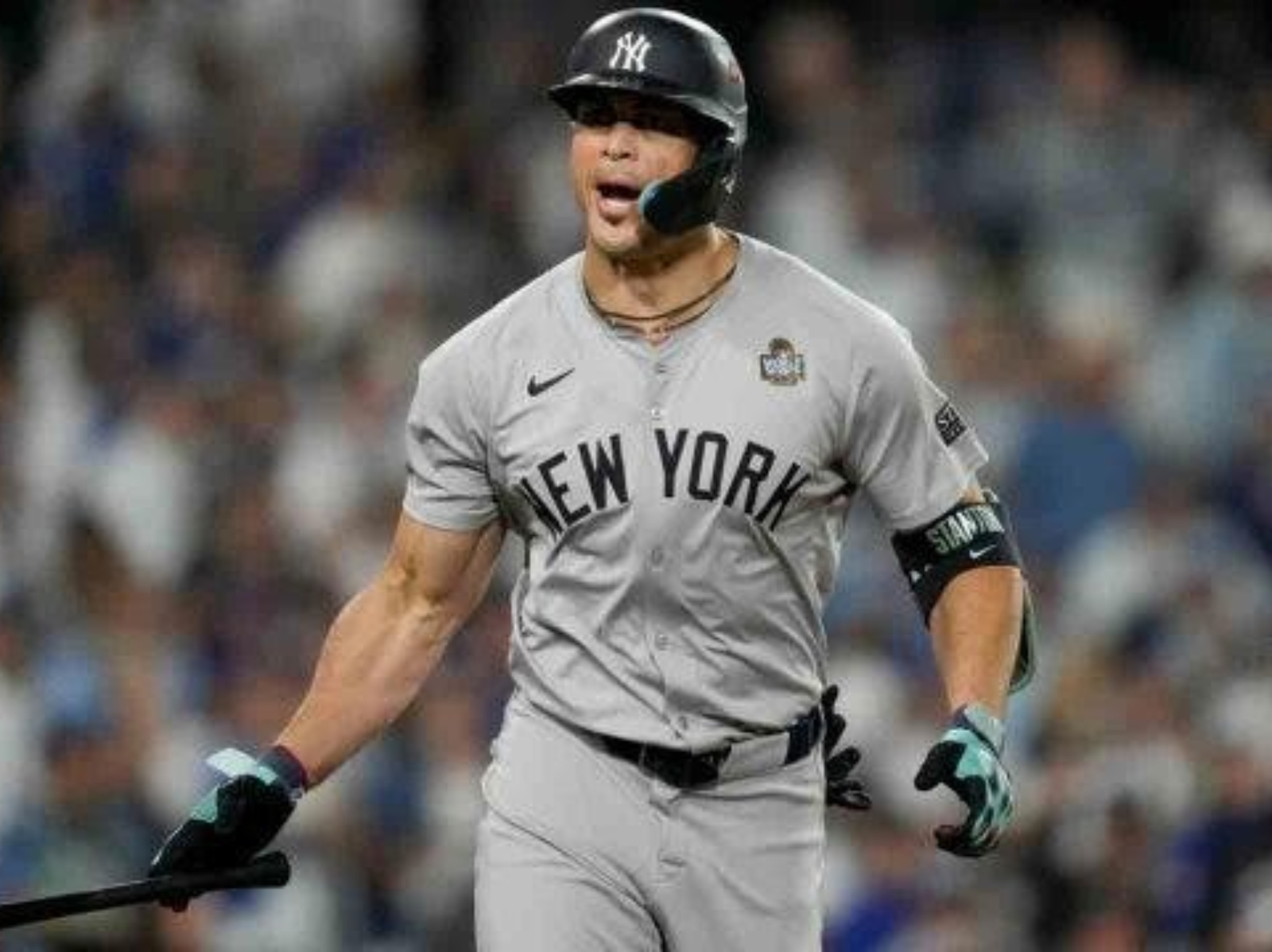 MLB 世界大賽／道奇球迷「伸手接球」干擾比賽，當下立即離開球場！