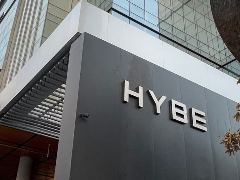HYBE CEO 為報告書內容道歉：「承認誹謗其他公司偶像！」