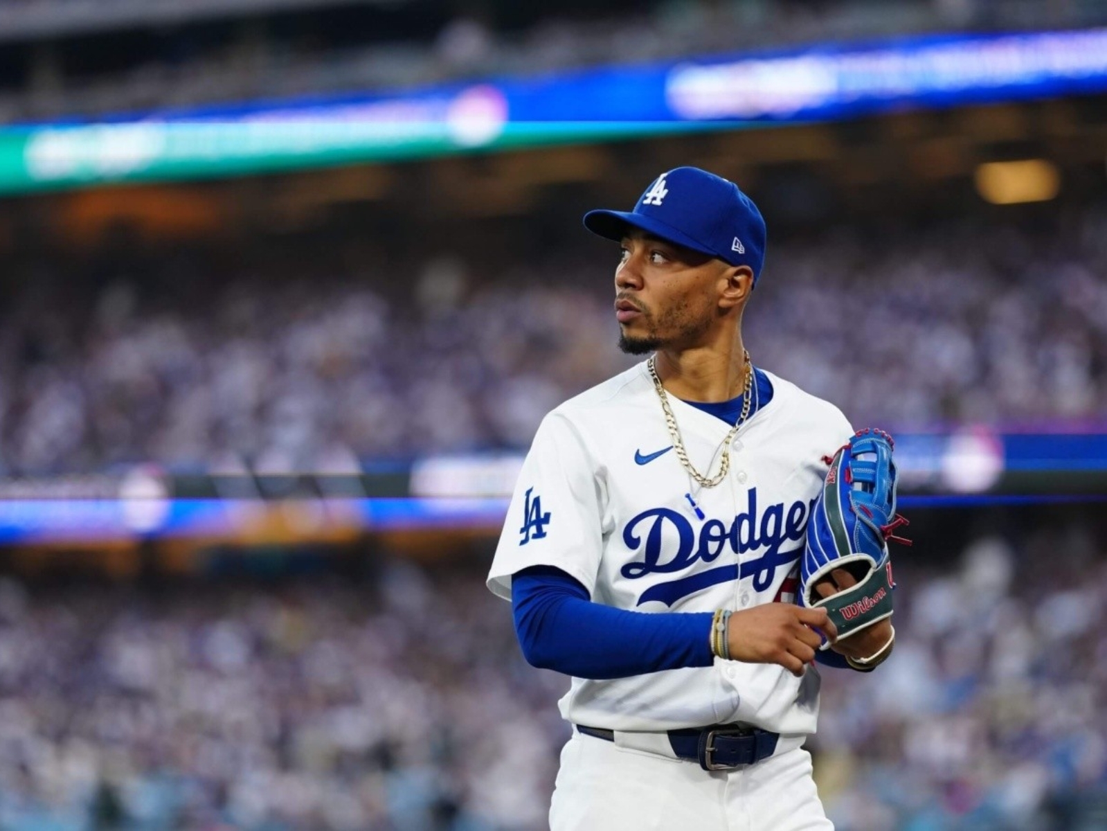 MLB 世界大賽／Mookie Betts 被洋基球迷「粗暴搶球」，離譜行徑遭網友徹底炸鍋！