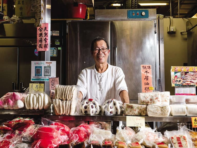2025 南門市場營業時間必吃美食推薦、停車場資訊：IG 爆紅壽桃、蛋餃屆天花板⋯都是饕客的口袋名單！