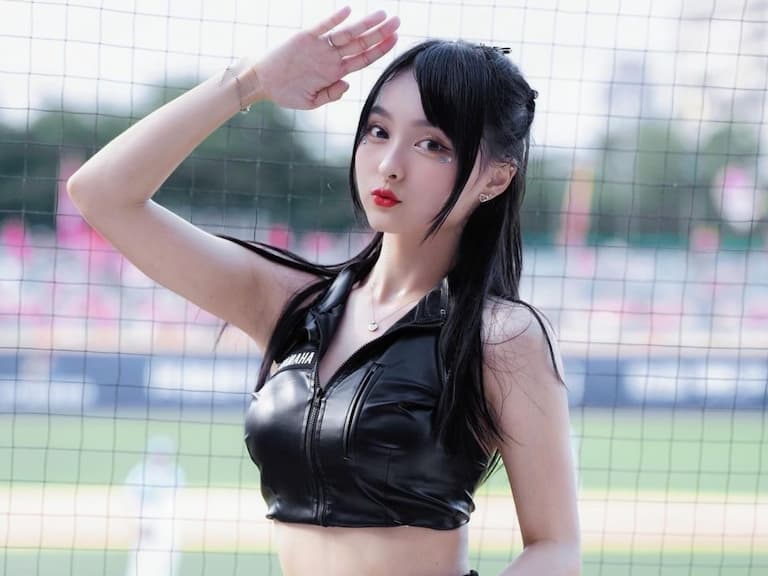 卡洛琳泳裝挖空超熱辣,「啦啦隊電眼女神」分享第一次經驗:「會比較刺痛!」【野生抓正妹】