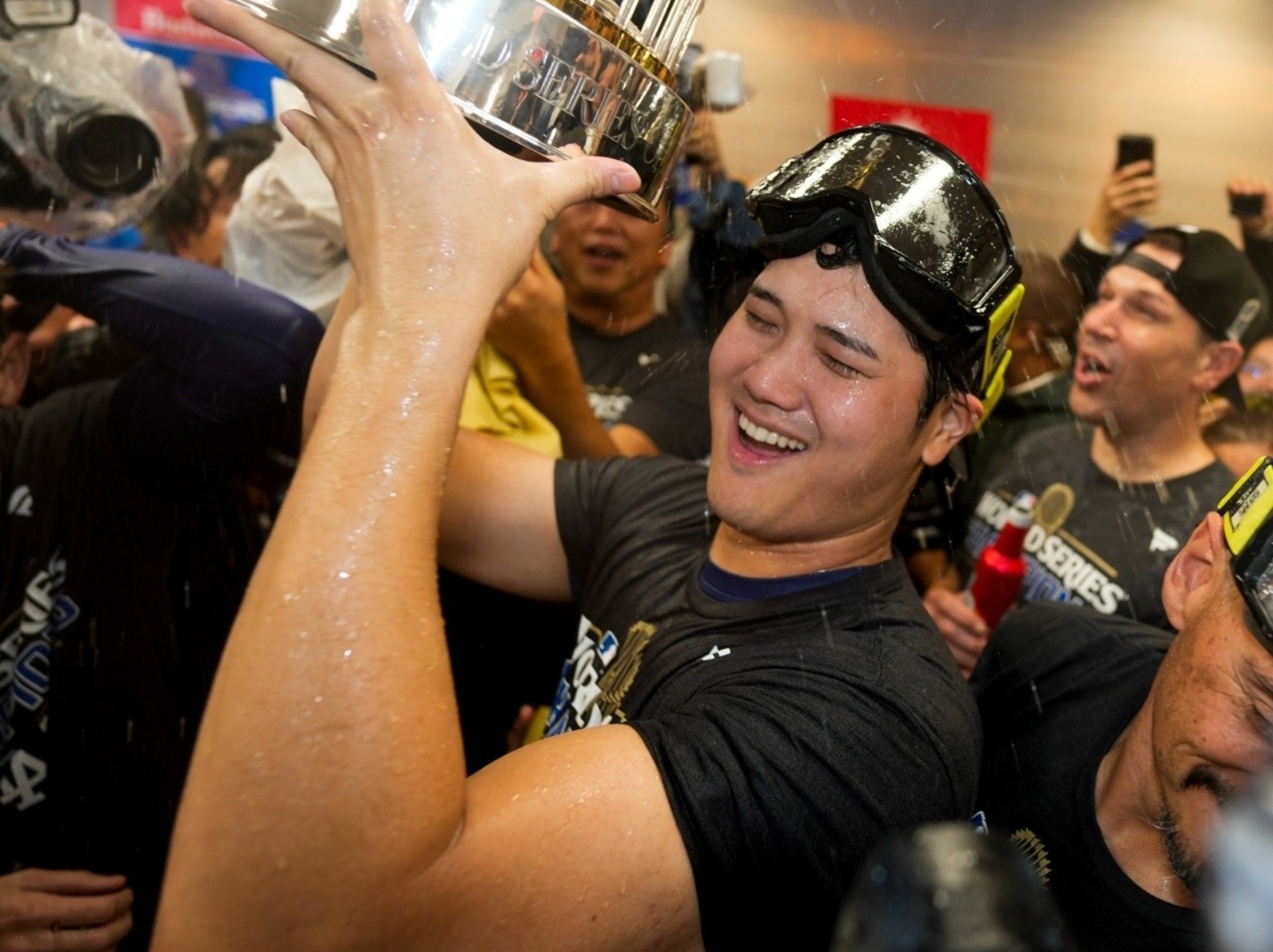 MLB／大谷翔平「香檳爆射」偷襲隊友，對方雪茄被淋濕當場傻眼！