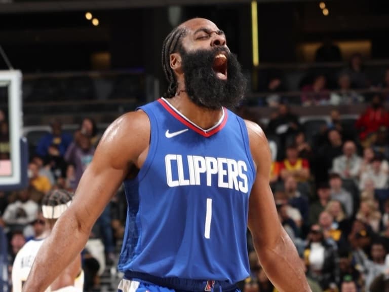 NBA/James Harden「一人守全隊」窒息式防守,直接讓馬刺 24 秒進攻違例!
