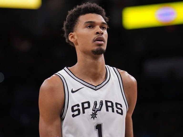 NBA/馬刺賽前進場介紹有人「偷放屁」,Wembanyama 等球員全部摀著鼻子進場!