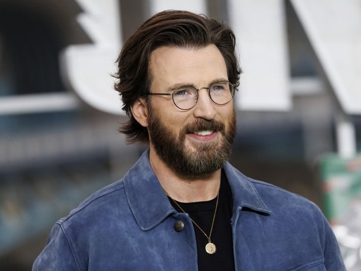 「美國隊長」克里斯伊凡 Chris Evans 全新造型亮相！網友驚：「怎麼變阿宅！」