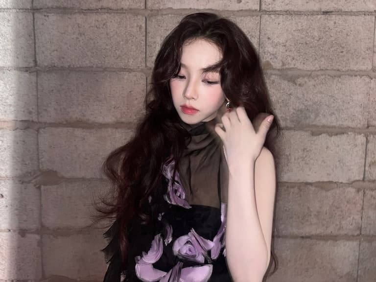 2025 秋冬女生髮型韓星範本推薦:ROSÉ 復古短捲髮、KARINA 慵懶雲朵燙⋯髮色、頭髮護理髮品一次看!