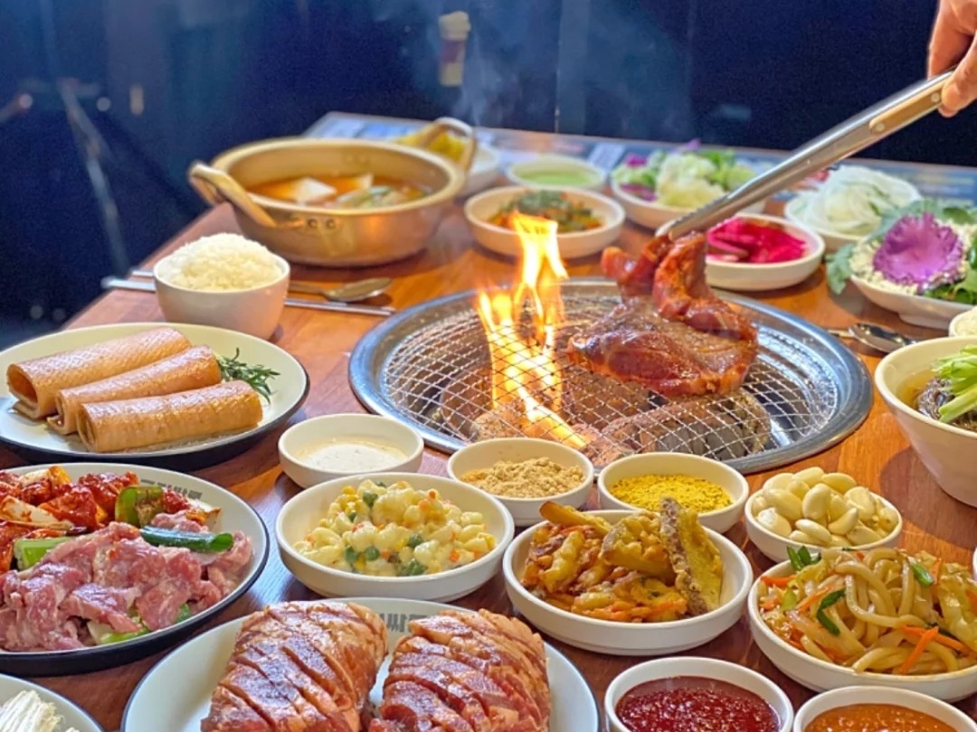 2025 首爾必吃烤肉 10 家 Dcard 推薦：五花肉吃到飽、特製燒酒⋯吃一口就停不下來！