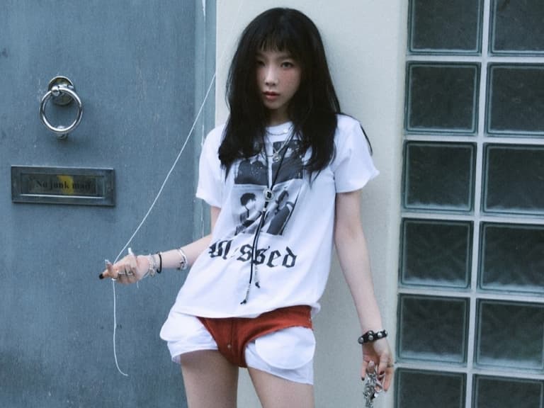 少女時代太妍「紅色三角褲外穿」展現身高 160、體重 45 纖瘦身材！網歪樓喊：「女超人？」