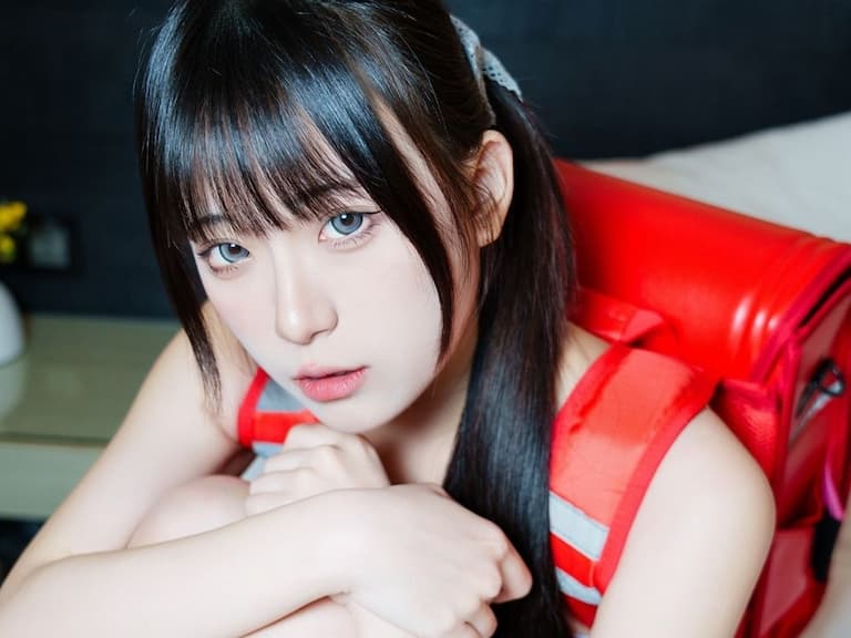 直播主「凌晨是你老沐」頻道掀衣遭停權,聊天室刷一排:「7777777!」【野生抓正妹】