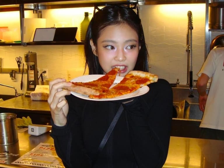 Blackpink Jennie 朝聖日本大阪披薩店「Henry's Pizza」引熱議!連 GD、菲董都曾造訪過!