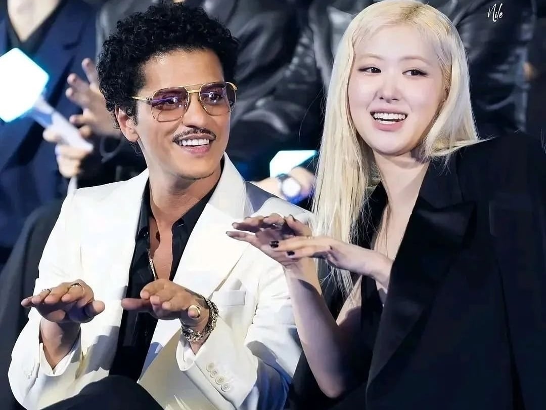 BLACKPINK Rosé、火星人布魯諾 MAMA 表演是預錄！粉絲氣炸：「資金不夠雄厚！」