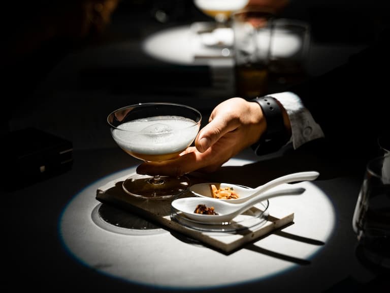 台北東區酒吧 unDer lab 推出「共振效應-街頭小吃」新菜單,世界飲食文化碰出酒感新滋味!