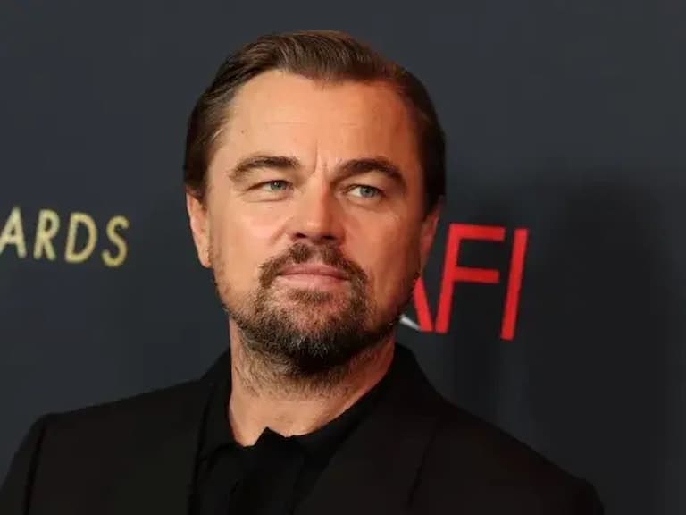 李奧納多狄卡皮歐 Leonardo DiCaprio 假裝接電話，無視專屬表演引起網友怒批：「不尊重！」