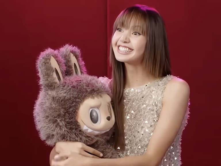 BLACKPINK Lisa 用大量 Labubu 裝飾聖誕樹！畫面壯觀引網友直呼：「好險她不知道鄧佳華！」